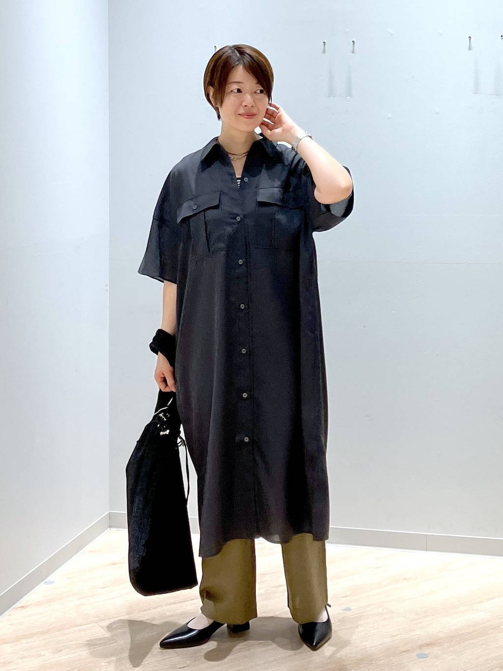 「低身長、ベーシック/シンプル、カジュアル、GLOBAL WORK、シャツワンピース、タンクトップ、パンツ、パンプス、ネックレス、150～155cm_GLOBALWORK、バッグ、春夏コーデ、大人カジュアル、きれいめカジュアル」｜「GLOBAL WORKのラメシャーリング3WAYショルダー/120753（ショルダーバッグ、ブラック系）」を使った、miinoさん（レディース・152cm）の春コーディネートの1枚目の写真