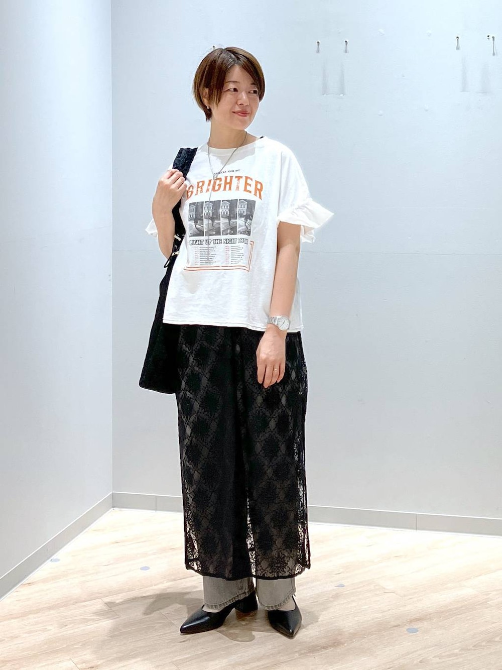 「低身長、ベーシック/シンプル、カジュアル、GLOBAL WORK、Tシャツ、デニムパンツ、バッグ、150～155cm_GLOBALWORK、ワンピース、ネックレス、パンプス、春コーデ、モノトーン、大人カジュアル」｜「GLOBAL WORKのGOODデニムバギーパンツ/118365（デニムパンツ、グレー系）」を使った、miinoさん（レディース・152cm）の春コーディネートの1枚目の写真