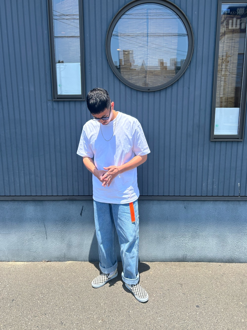 「白Tシャツ、デニムパンツ、ガチャベルト、スリッポン、サングラス」｜「HANESのHanes/へインズ BEEFY/ビーフィー 無地 クルーネック 半袖Tシャツ/1P パックT/レディース メンズ（Tシャツ/カットソー、ホワイト系）」を使った、ysk.さん（メンズ・170cm）の夏コーディネートの1枚目の写真
