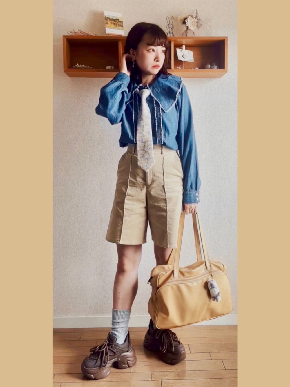 ベージュ系のその他パンツ、ブルー系のシャツ/ブラウス、イエロー系のネクタイを着用したレディースの秋コーディネートの1枚目の写真