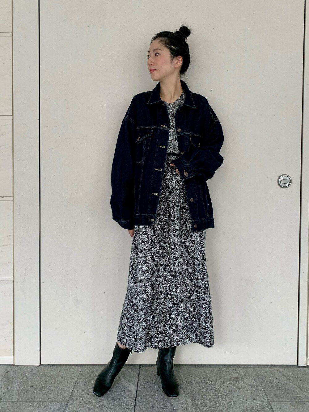 「サニーレーベル、Sonny　Label、SonnyLabel、ボタニカル柄、柄ワンピース、ワンピース、デニムジャケット、Levi's、大人カジュアル、休日コーデ、高身長女子、高身長コーデ」｜「URBAN RESEARCH Sonny Labelのボタニカルプリントワンピース（ワンピース、ブラック系）」を使った、kimmyさん（レディース・168cm）の秋コーディネートの1枚目の写真