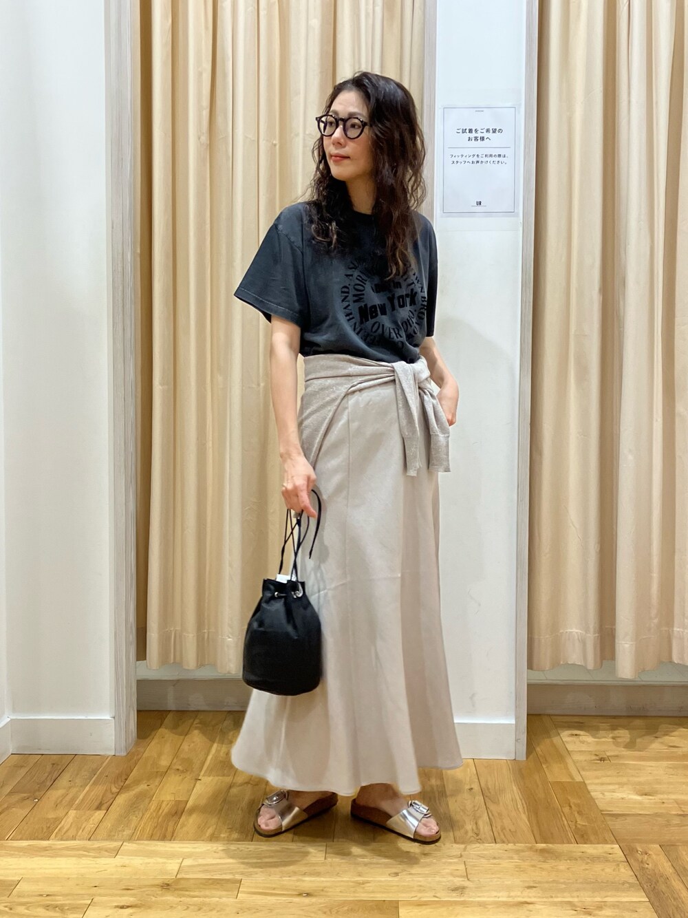 ブラック系のTシャツ/カットソー、シルバー系のサンダル、ベージュ系のカーディガン/ボレロを着用したレディースの夏コーディネートの1枚目の写真