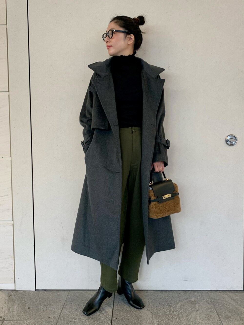 「サニーレーベル、Sonny　Label、SonnyLabel、トレンチコート、ウールコート、ロングコート、タートルネック、カーゴパンツ、ボアバッグ、ミニバッグ、メガネ女子、きれいめカジュアル、大人カジュアル、高身長女子、高身長コーデ」｜「URBAN RESEARCH Sonny Labelの『UR TECH』ハイネックプルオーバー（Tシャツ/カットソー、ブラック系）」を使った、kimmyさん（レディース・168cm）の秋コーディネートの1枚目の写真