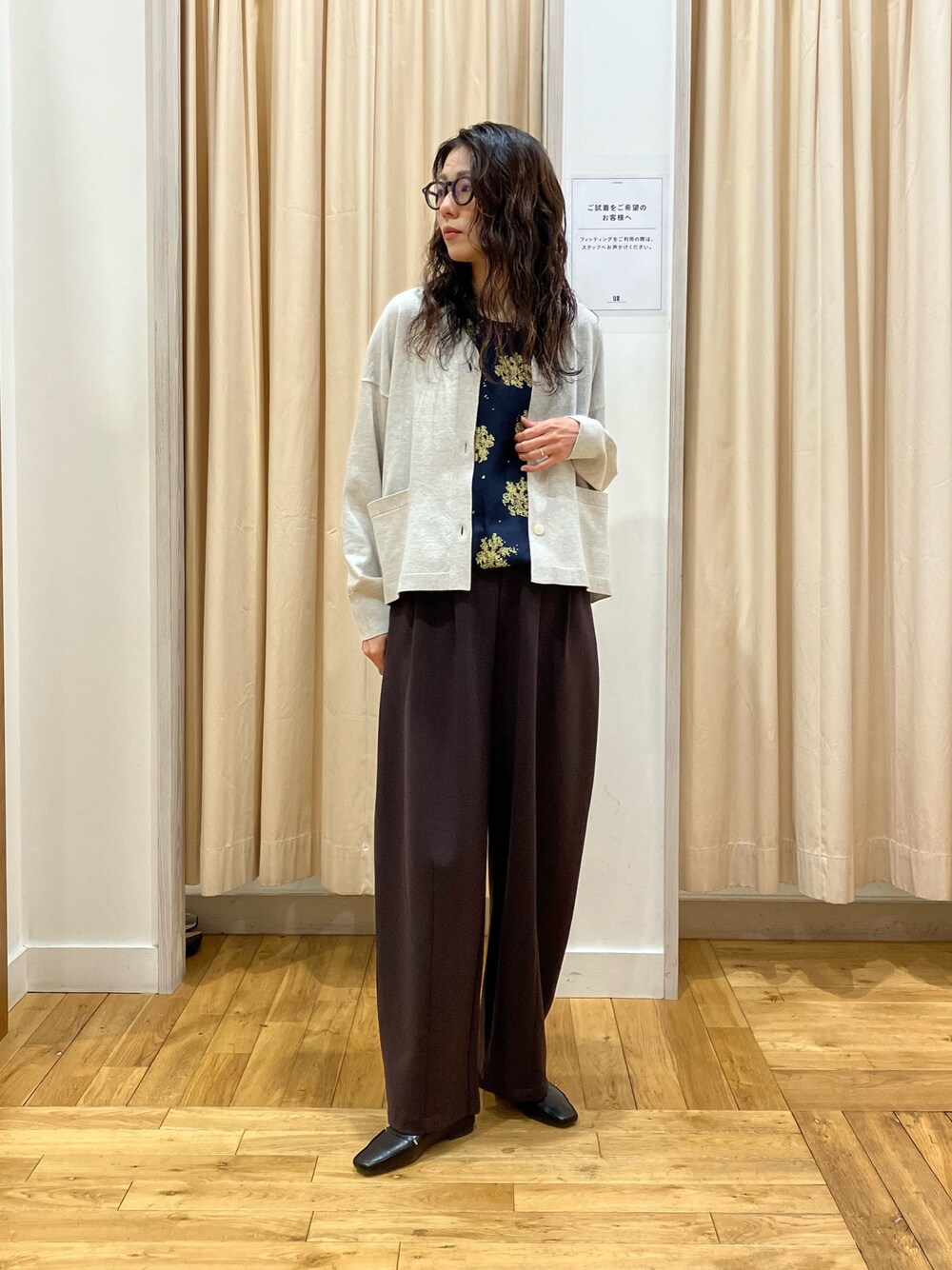 ベージュ系のカーディガン/ボレロ、ブラウン系のその他パンツ、ブラック系のローファーを着用したレディースの春コーディネートの1枚目の写真