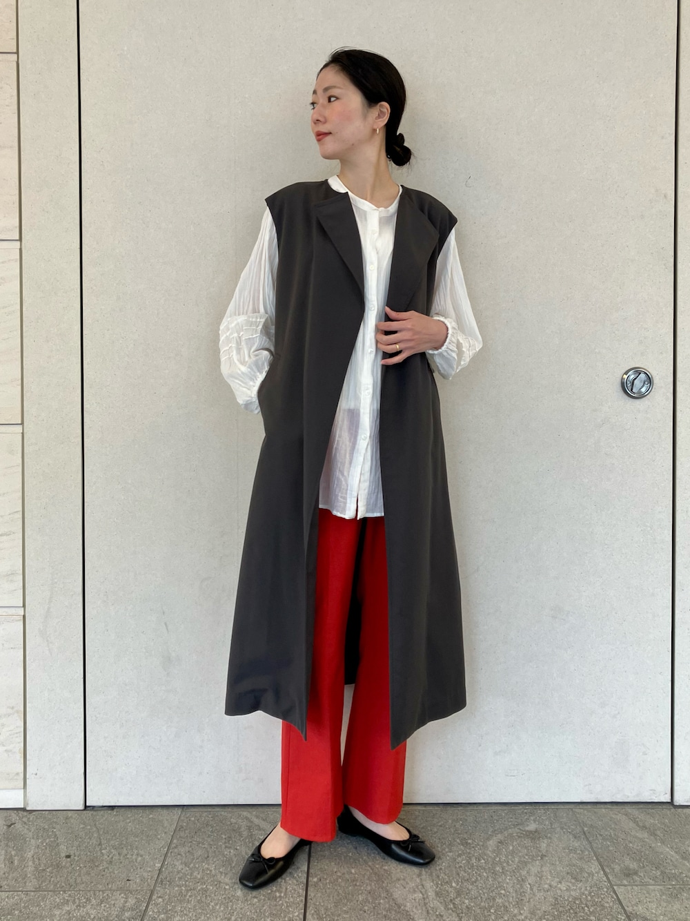 「サニーレーベル、Sonny　Label、SonnyLabel、ブラウス、トレンチコート、ロングジレ、ジレ、カラーパンツ、キレイめ、高身長女子、高身長コーデ」｜「URBAN RESEARCH Sonny Labelのコットンガーゼギャザーシャツブラウス（シャツ/ブラウス、ホワイト系）」を使った、kimmyさん（レディース・168cm）の春コーディネートの1枚目の写真