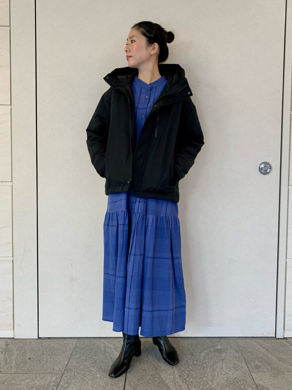 「サニーレーベル、Sonny　Label、SonnyLabel、チェック、チェック柄、チェックワンピース、ワンピース、ロングワンピース、ティアード、ダウンジャケット、ブルー、オトナカジュアル、オトナ女子、高身長女子、高身長コーデ」｜「URBAN RESEARCH Sonny Labelのフーディーダウンジャケット（ダウンジャケット/コート、ブラック系）」を使った、kimmyさん（レディース・168cm）の冬コーディネートの1枚目の写真