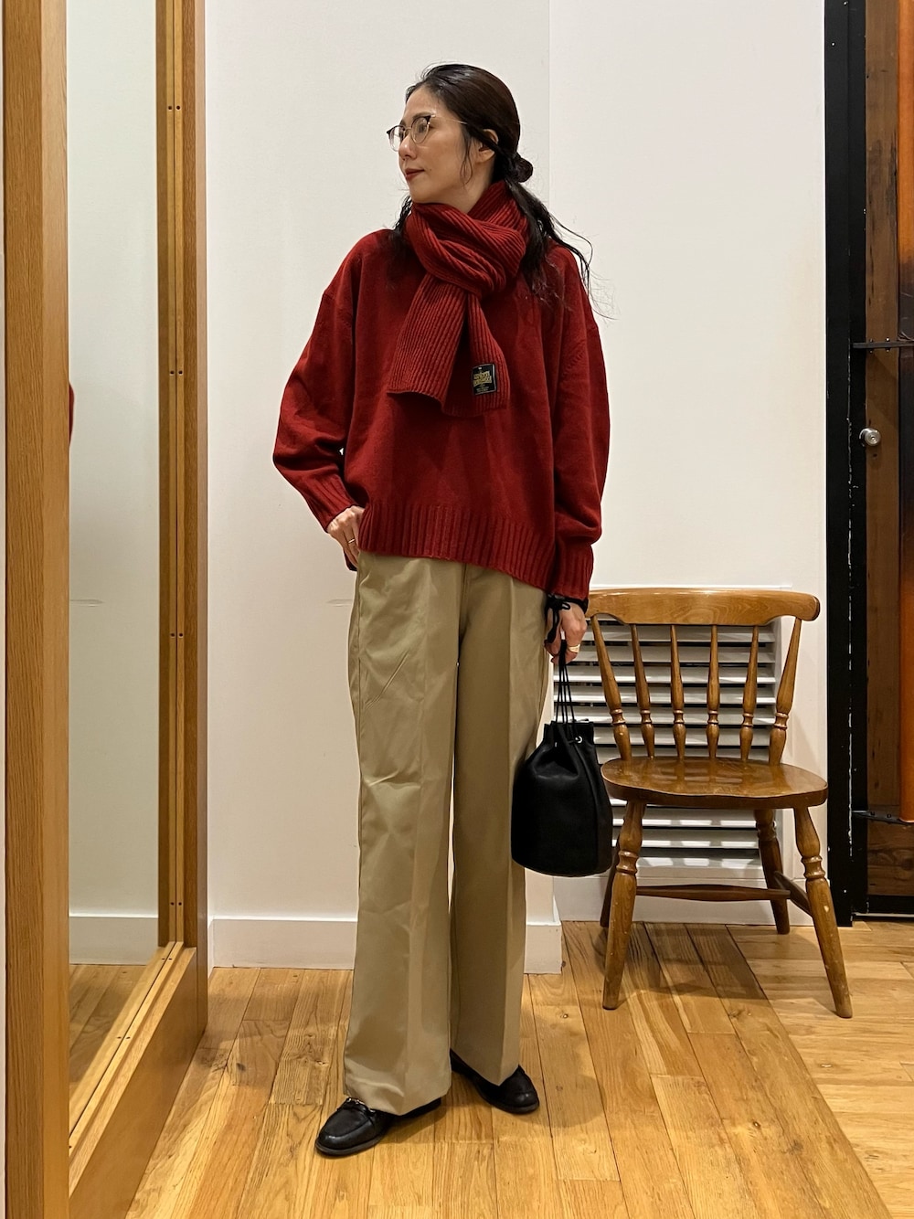 ベージュ系のその他パンツ、ブラック系のショルダーバッグ、レッド系のニット/セーターを着用したレディースの秋コーディネートの1枚目の写真
