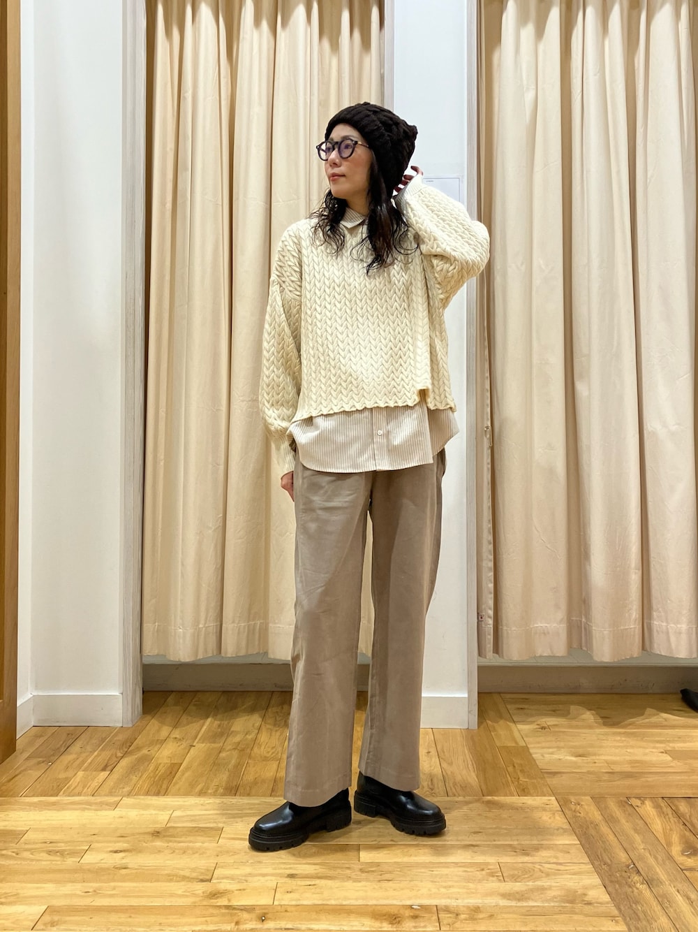 ベージュ系のニット/セーター、ベージュ系のシャツ/ブラウス、ベージュ系のその他パンツを着用したレディースの冬コーディネートの1枚目の写真