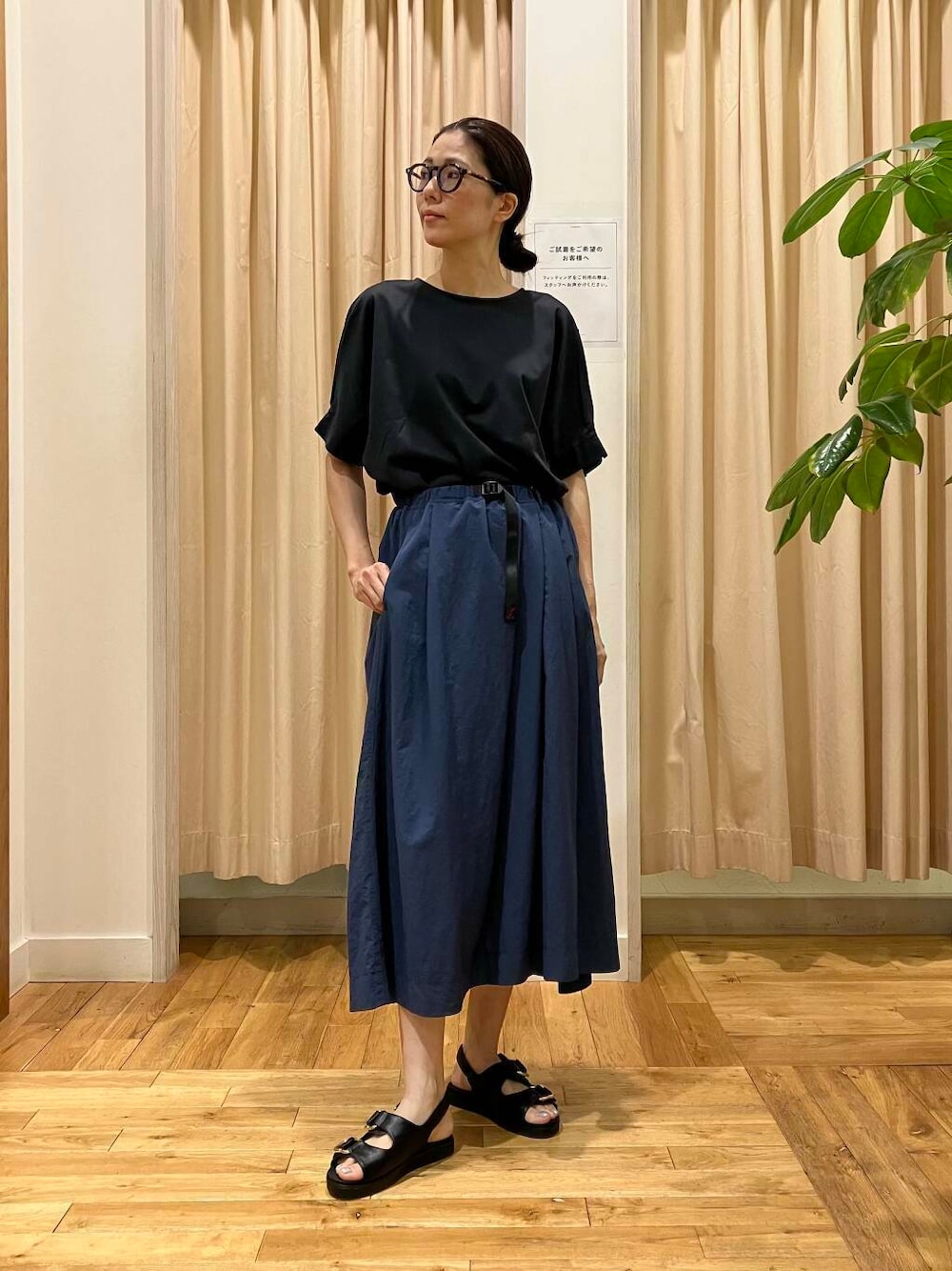「Tシャツ、別注、ロングスカート、スカート、ママコーデ、ナイロン、RODESKO、カットソー、Gramicci、グラミチ、doors、サンダルコーデ、高身長、私が選ぶセールアイテム2025ss、doorsスタッフ夏のイチオシ」｜「RODE SKOのダブルベルテッドサンダル（サンダル、ブラック系）」を使った、kimmyさん（レディース・168cm）の夏コーディネートの1枚目の写真
