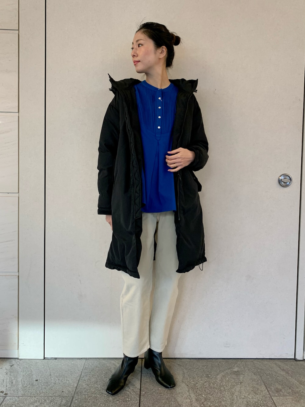 「サニーレーベル、Sonny　Label、SonnyLabel、ブルー、中綿アウター、ロングコート、コーデュロイ、コーデュロイパンツ、シンプルコーデ、オトナ女子、冬コーデ、高身長女子、高身長コーデ」｜「URBAN RESEARCH Sonny Labelのツイルコットンレーヨンピンタックドレスシャツ（シャツ/ブラウス、ブルー系）」を使った、kimmyさん（レディース・168cm）の冬コーディネートの1枚目の写真