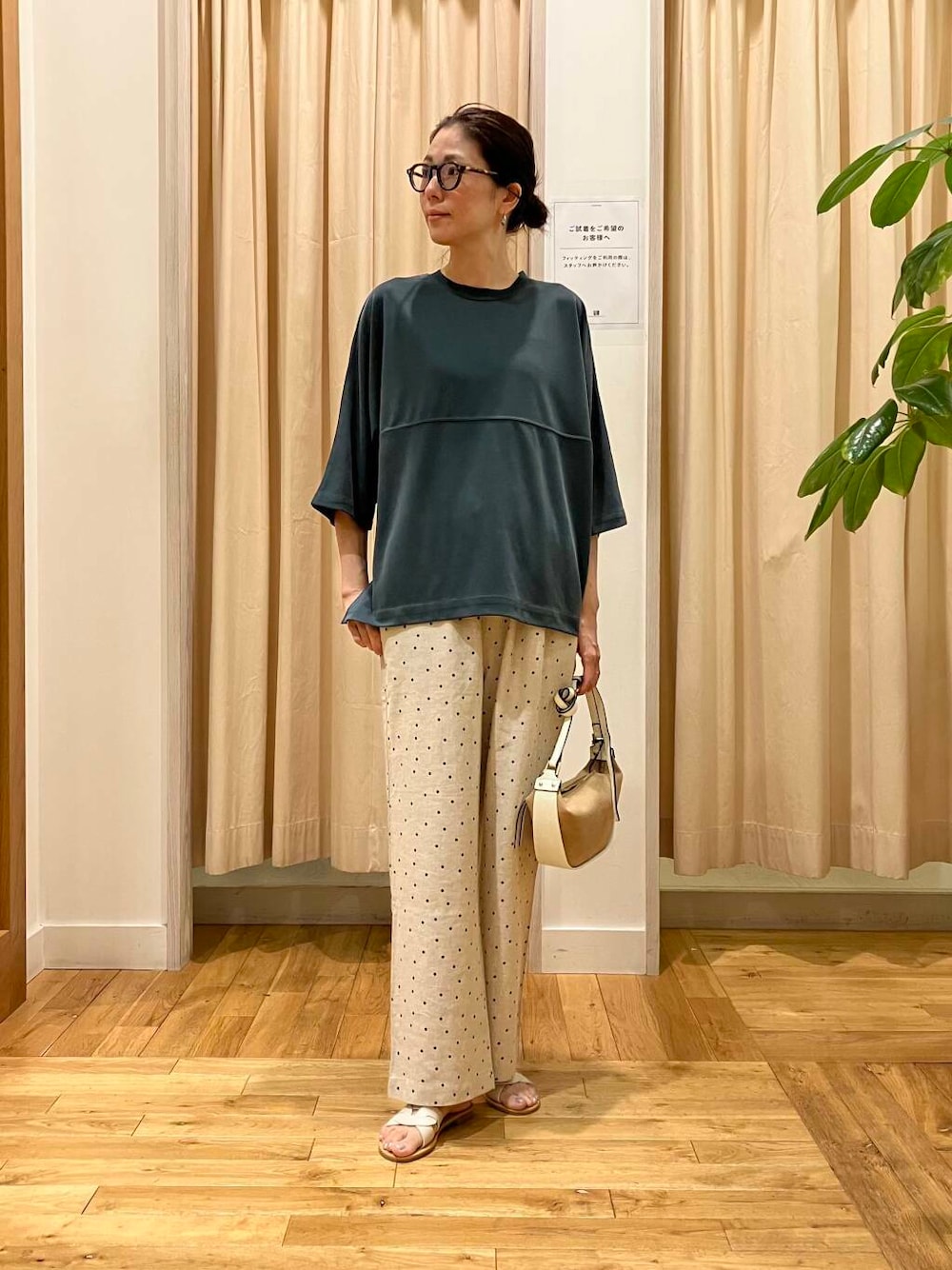 ホワイト系のサンダル、ホワイト系のショルダーバッグ、ベージュ系のその他パンツを着用したレディースの夏コーディネートの1枚目の写真