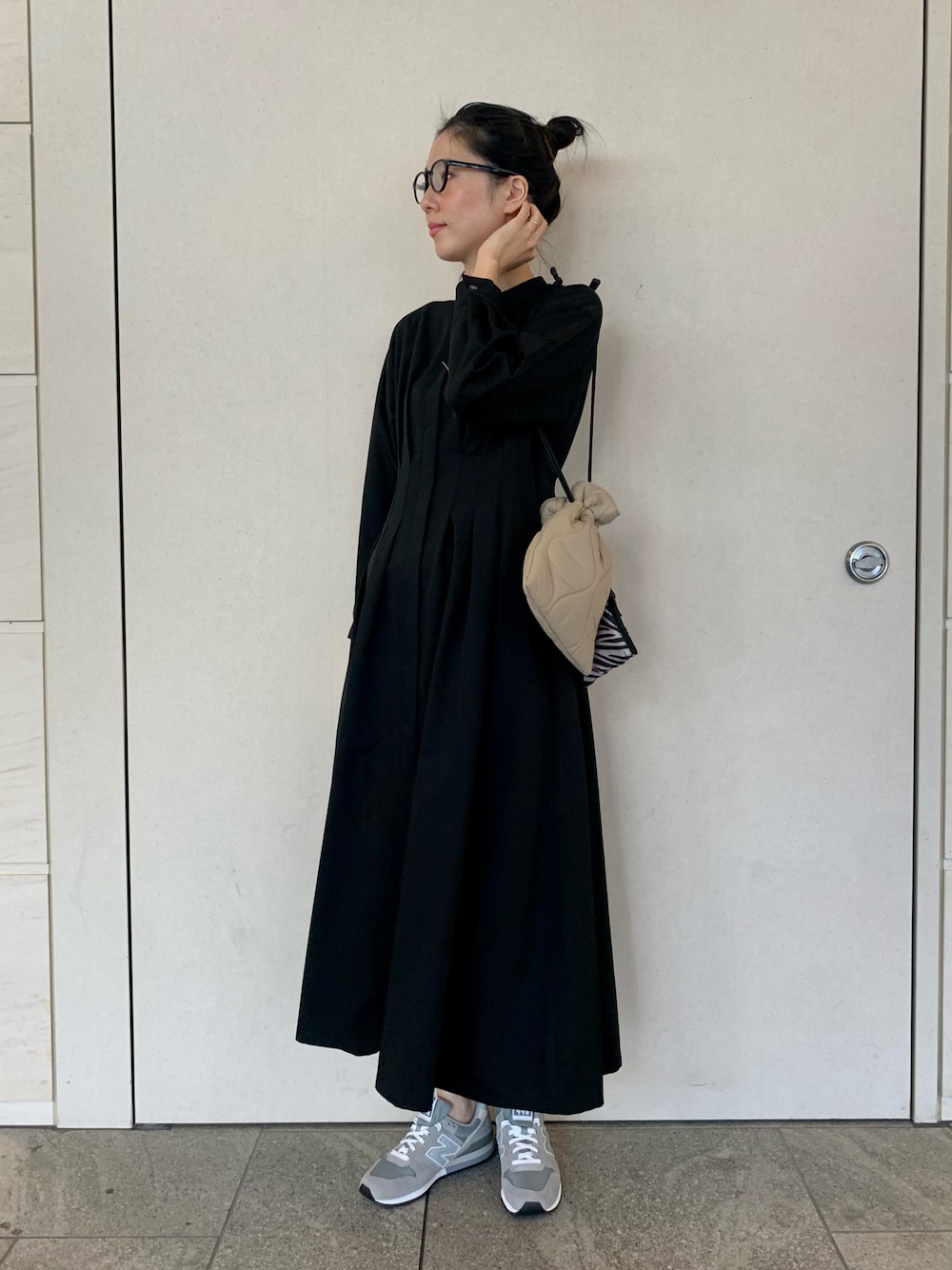 「サニーレーベル、Sonny　Label、SonnyLabel、ブラック、ロングワンピース、ワンピース、フォーマル、きれいめカジュアル、巾着バッグ、ニューバランス、New Balance、シンプルコーデ、モノトーン、高身長女子、高身長コーデ」｜「URBAN RESEARCH Sonny Labelのウエストタックバンドカラーワンピース（ワンピース、ブラック系）」を使った、kimmyさん（レディース・168cm）の秋コーディネートの1枚目の写真