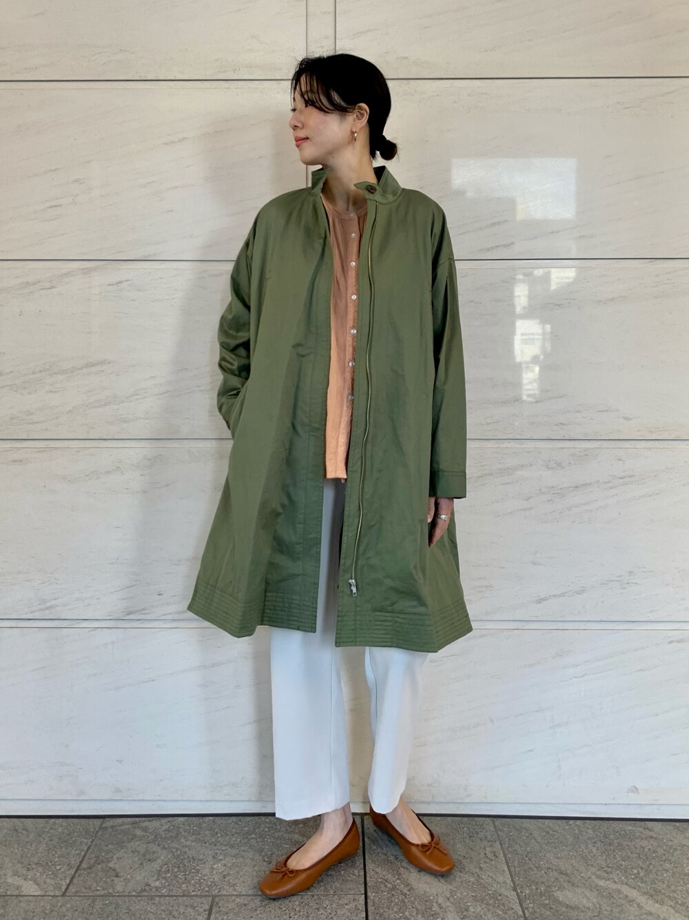 「サニーレーベル、Sonny　Label、SonnyLabel、ブラウス、イージーパンツ、トレンチコート、フレア、バレエシューズ、ピンク、オトナカジュアル、高身長女子、高身長コーデ」｜「URBAN RESEARCH Sonny Labelのフレアトレンチコート（トレンチコート、グリーン系）」を使った、kimmyさん（レディース・168cm）の冬コーディネートの1枚目の写真