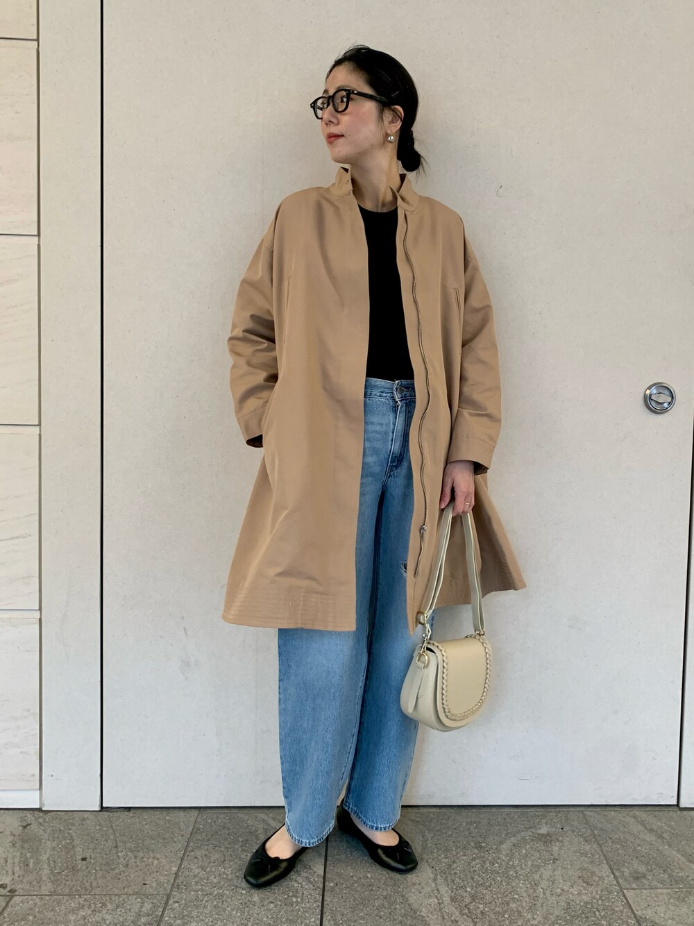 「サニーレーベル、Sonny　Label、SonnyLabel、トレンチコート、春アウター、リブニット、デニム、Levi's、ミニバッグ、大人カジュアル、カジュアルコーデ、メガネ女子、高身長女子、高身長コーデ」｜「URBAN RESEARCH Sonny Labelの『SETアイテム』ライナー付きフレアトレンチコート（トレンチコート、ベージュ系）」を使った、kimmyさん（レディース・168cm）の冬コーディネートの1枚目の写真