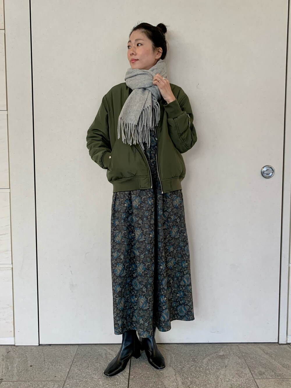 「サニーレーベル、Sonny　Label、SonnyLabel、プリントワンピース、ワンピース、ワントーンコーデ、ロングワンピース、MA-1、ブルゾン、ミリタリー、ストール、きれいめカジュアル、お出かけコーデ、高身長女子、高身長コーデ」｜「URBAN RESEARCH Sonny Labelの中綿リバーシブルMA1（MA-1、グリーン系）」を使った、kimmyさん（レディース・168cm）の秋コーディネートの1枚目の写真