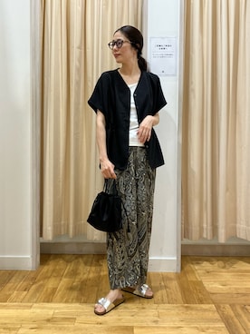 「URBAN RESEARCH DOORS（アーバンリサーチドアーズ）のVネックウエストギャザーブラウス（シャツ/ブラウス、ブラック系）」を使った、kimmyさん（レディース・168cm）の夏コーディネート
