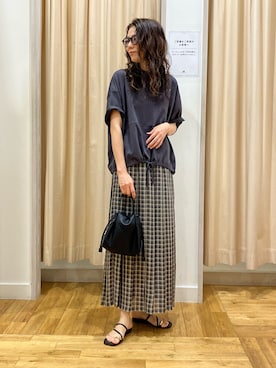 「URBAN RESEARCH DOORS（アーバンリサーチドアーズ）のヘムドロストプルオーバー（Tシャツ/カットソー、グレー系）」を使った、kimmyさん（レディース・168cm）の夏コーディネート