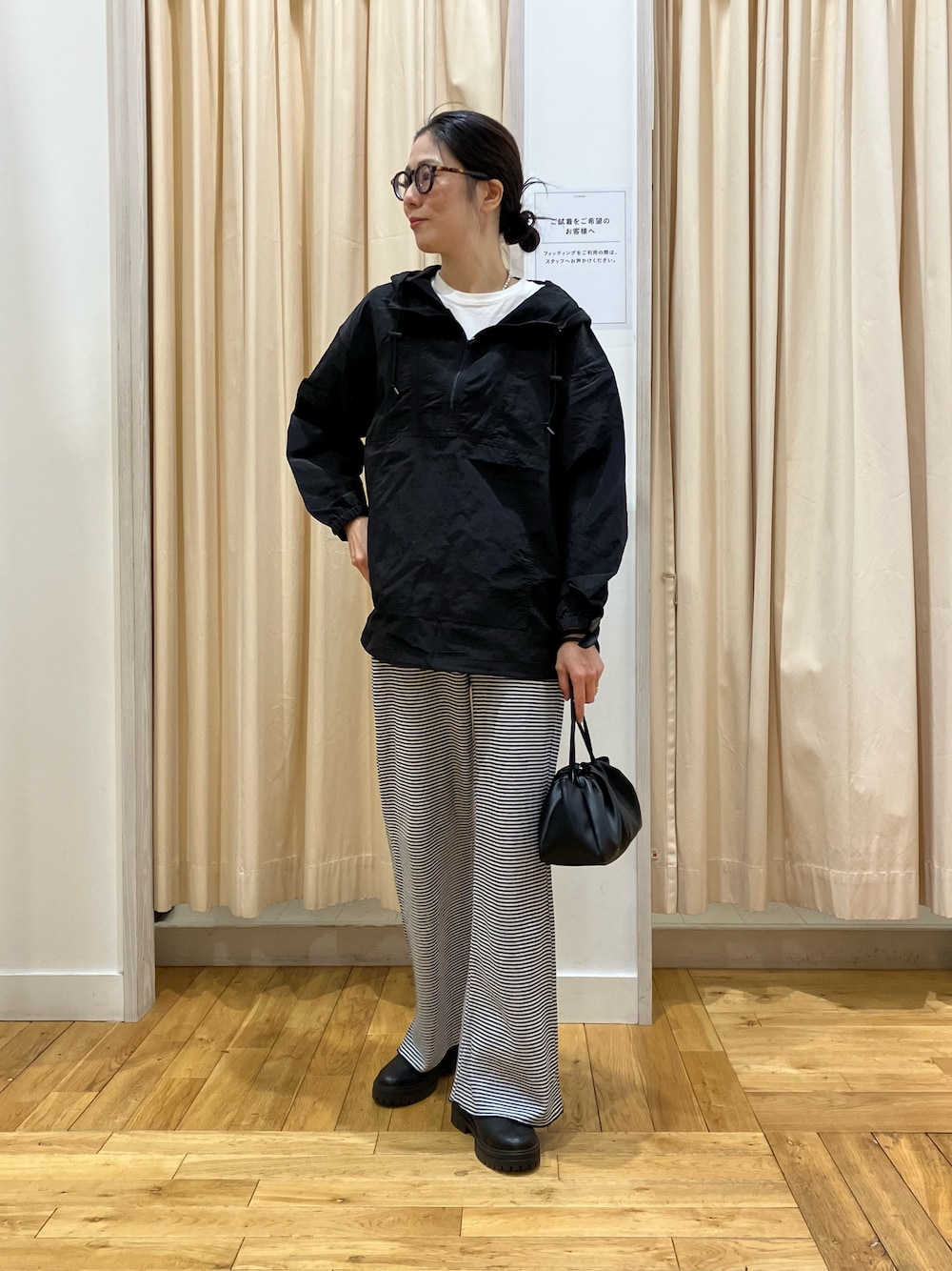 ブラック系のパーカー、ブルー系のその他パンツ、ブラック系のショルダーバッグを着用したレディースの冬コーディネートの1枚目の写真