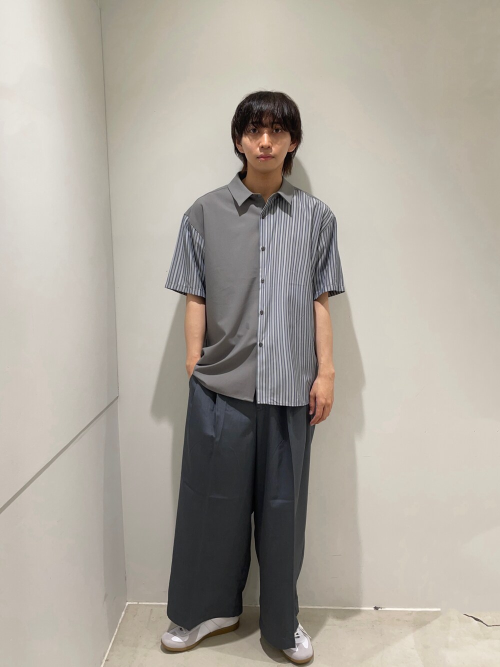 「レイヤードスタイル、夏コーデ、アツいコーデ全部見せ、シンプルスタイル、大人カジュアル、夏ファッション、リラックススタイル、キレイめ、ベーシック/トラッド」｜「SENSE OF PLACE by URBAN RESEARCHのストライプブロックドシャツ(5分袖)（シャツ/ブラウス、グレー系）」を使った、Hirotoさん（メンズ・178cm）の夏コーディネートの1枚目の写真