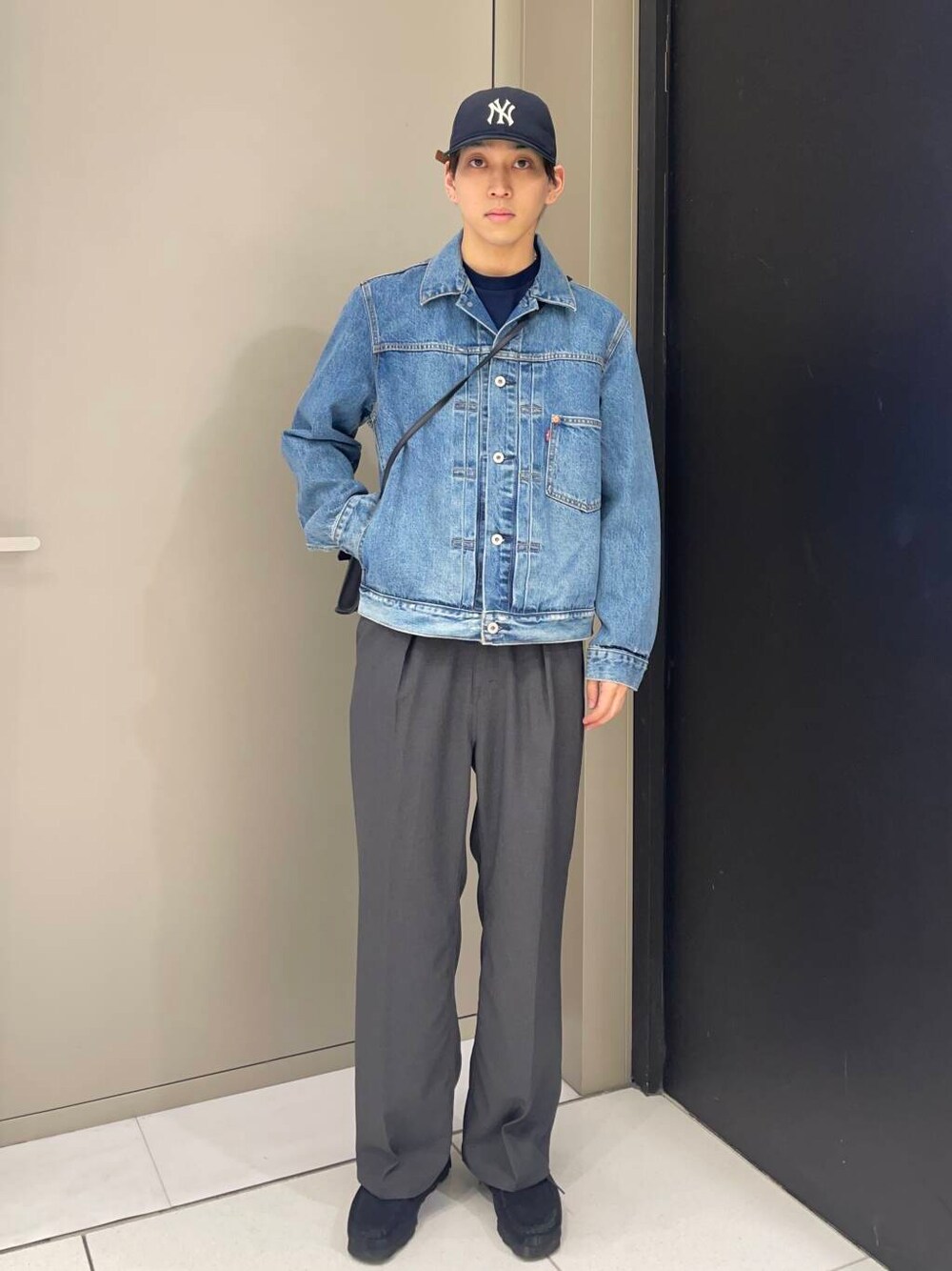 「デニム、カジュアル、デートコーデ、春アウター、休日コーデ、newarrival、Levis、高身長おススメアウター、外遊びコーデ、私の推し新作アイテム、最旬アウターコーデ」｜「Wranglerの『別注』Wrangler×URBAN RESEARCH　WRANCHER WIDE（その他パンツ、ブルー系）」を使った、Hirotoさん（メンズ・178cm）の春コーディネートの1枚目の写真