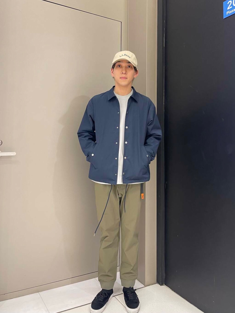「カジュアル、デートコーデ、Gramicci、春アウター、休日コーデ、newarrival、llbean、高身長おススメアウター、外遊びコーデ、私の推し新作アイテム、最旬アウターコーデ」｜「URBAN RESEARCH ROSSO MENの『別注』GRAMICCI　4WAYストレッチリブジョガーパンツ（その他パンツ、グリーン系）」を使った、Hirotoさん（メンズ・178cm）の春コーディネートの1枚目の写真