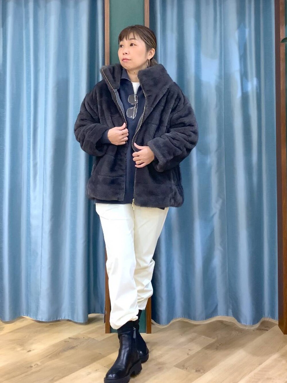 ブラック系のブーツ、グレー系のブルゾン、ホワイト系のその他パンツを着用したレディースの秋コーディネートの1枚目の写真