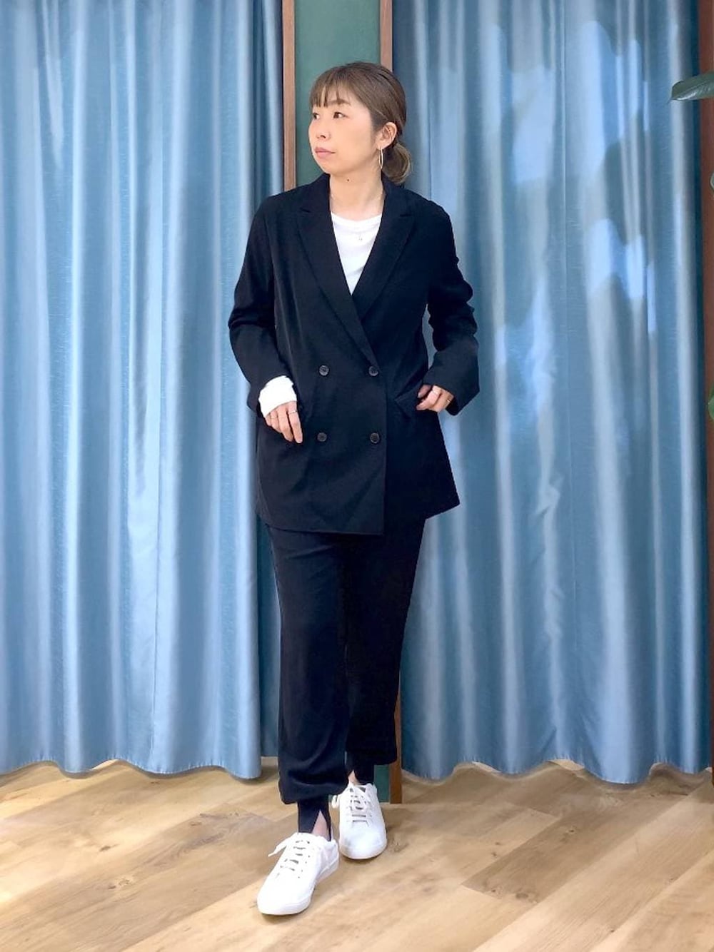 ホワイト系のTシャツ/カットソー、ブラック系のテーラードジャケット、ブラック系のその他パンツを着用したレディースの冬コーディネートの1枚目の写真