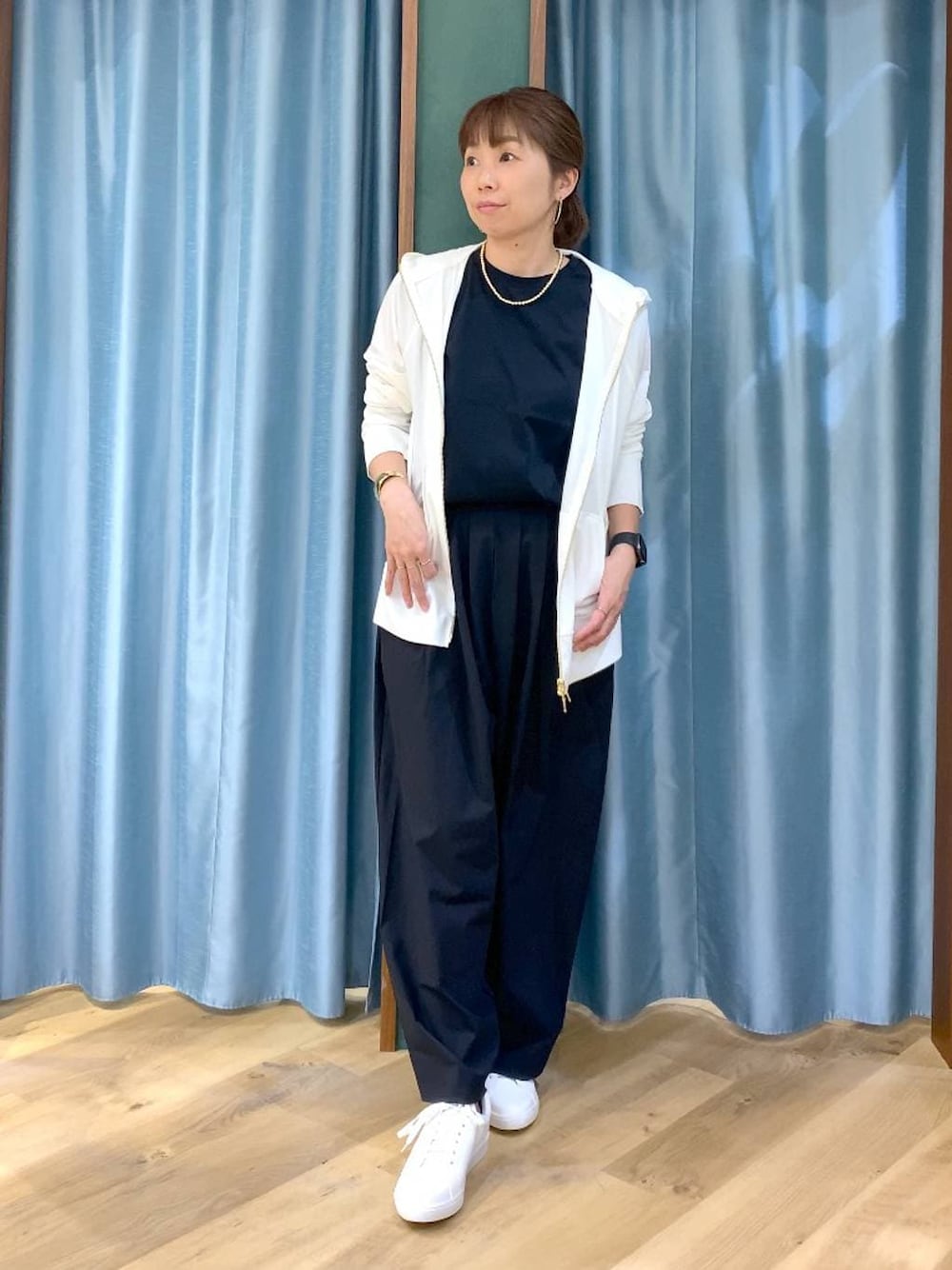 ブラック系のTシャツ/カットソー、ホワイト系のパーカー、ブラック系のその他パンツを着用したレディースの春コーディネートの1枚目の写真