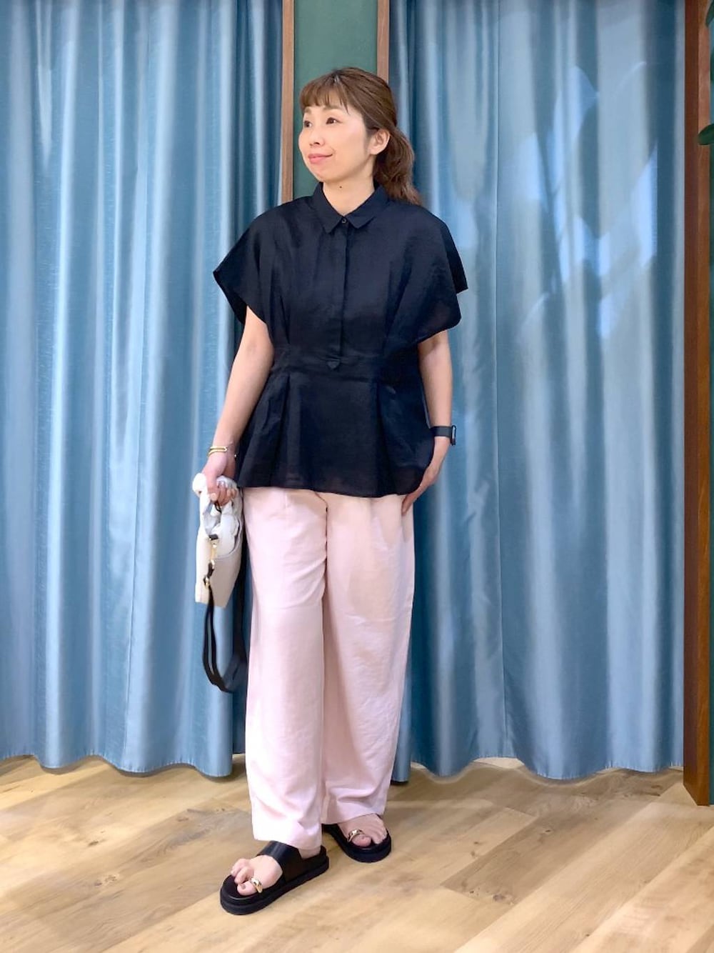 ブラック系のシャツ/ブラウス、ピンク系のその他パンツ、ブラック系のサンダルを着用したレディースの春コーディネートの1枚目の写真