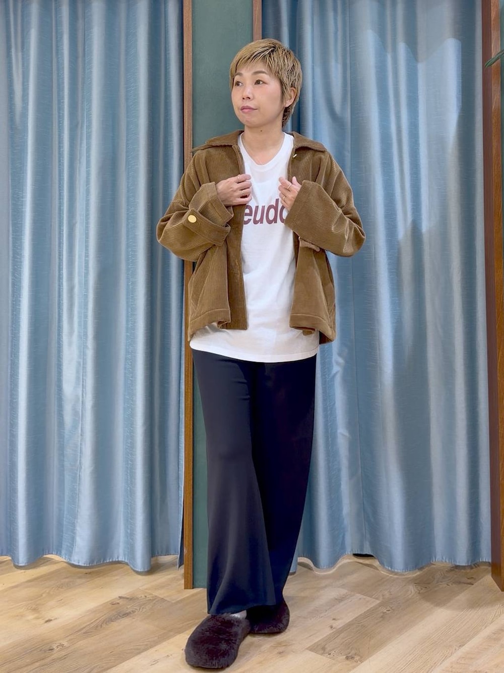 ブラウン系のその他シューズ、ホワイト系のTシャツ/カットソー、イエロー系のその他アウターを着用したレディースの秋コーディネートの1枚目の写真