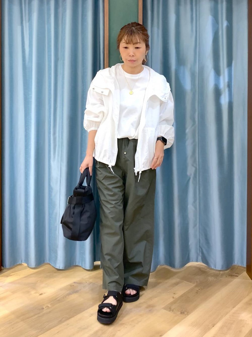 ホワイト系のTシャツ/カットソー、グリーン系のその他パンツ、ホワイト系のブルゾンを着用したレディースの春コーディネートの1枚目の写真