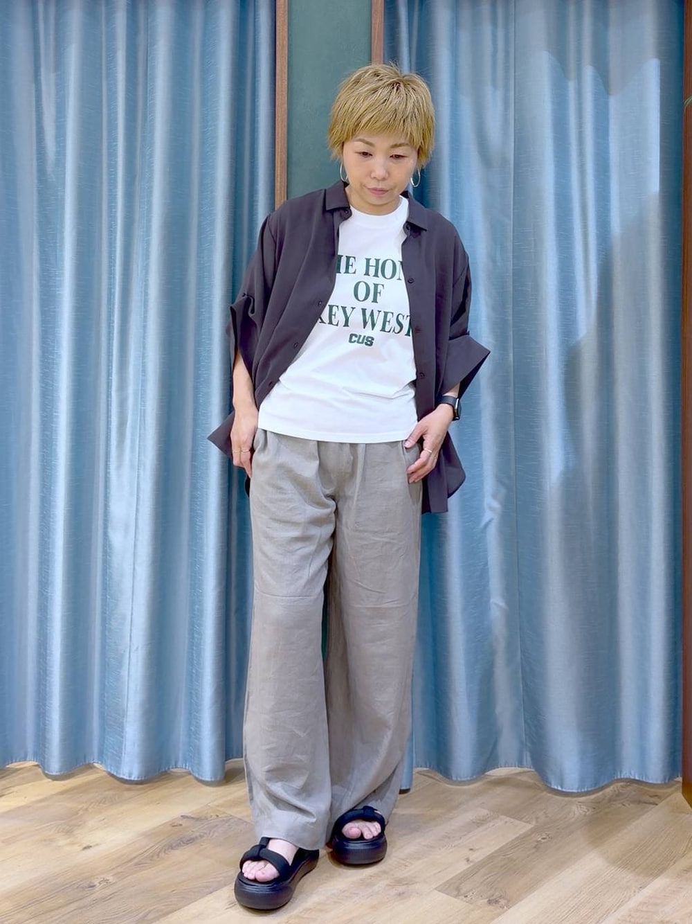 グレー系のシャツ/ブラウス、ホワイト系のTシャツ/カットソー、ブラウン系のその他パンツを着用したレディースの夏コーディネートの1枚目の写真