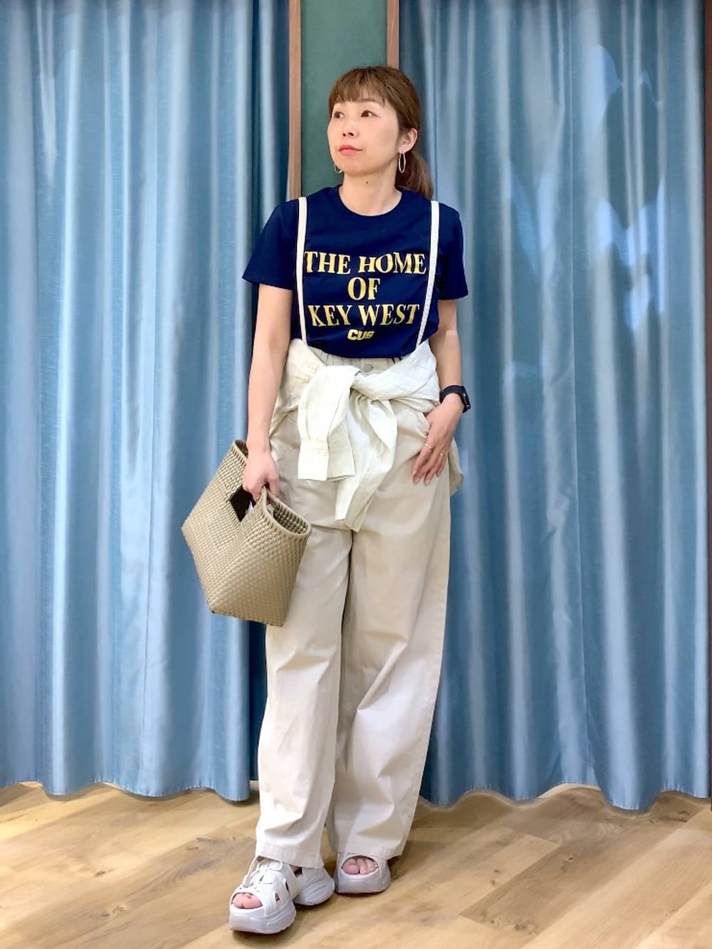 ベージュ系のシャツ/ブラウス、ブルー系のTシャツ/カットソー、グレー系のサンダルを着用したレディースの春コーディネートの1枚目の写真