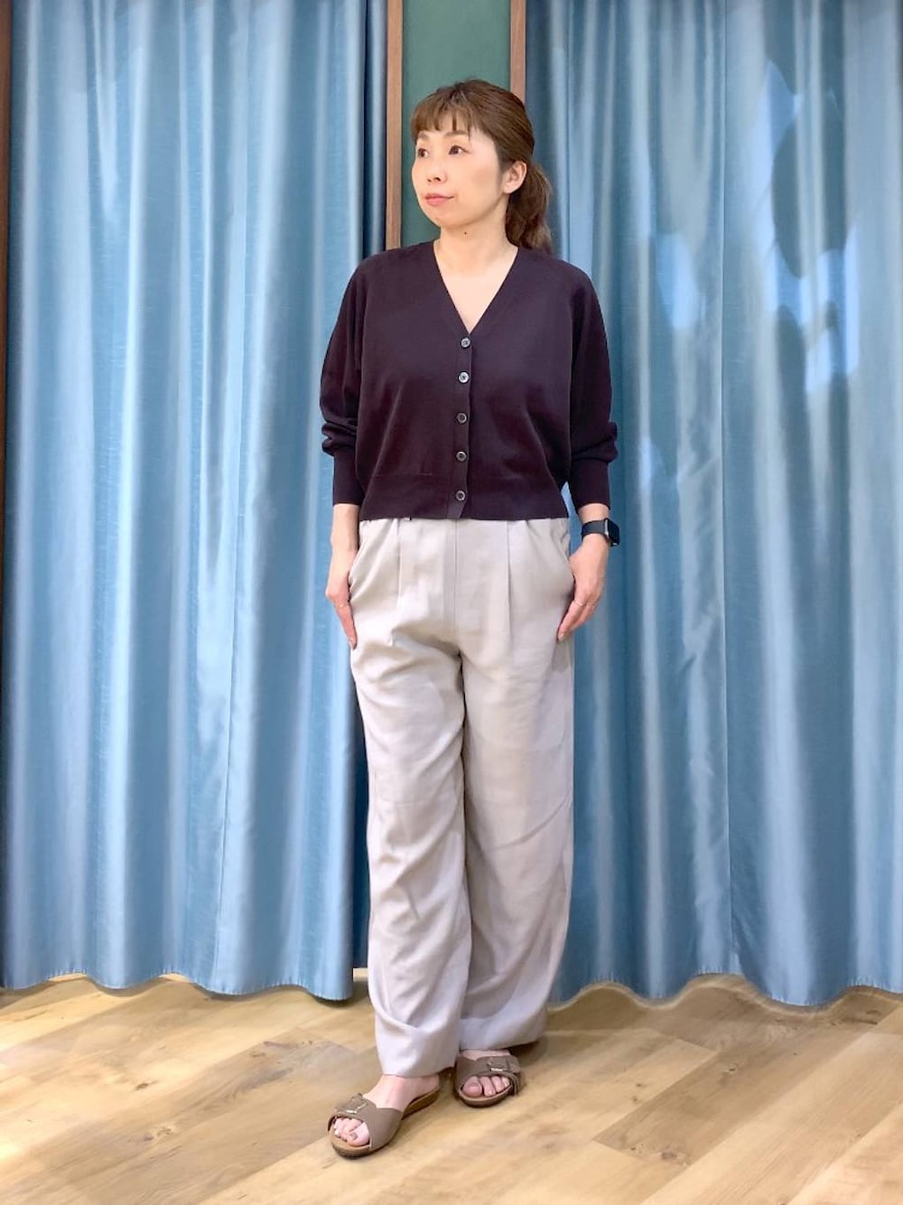 ブラウン系のカーディガン/ボレロ、ベージュ系のその他パンツ、ブラウン系のサンダルを着用したレディースの春コーディネートの1枚目の写真