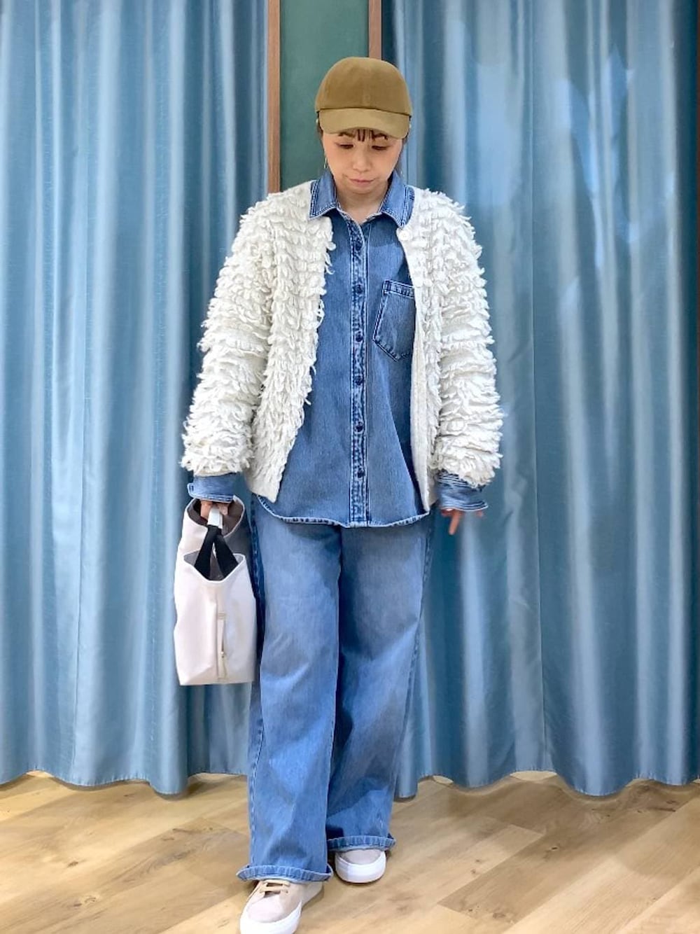 ブルー系のシャツ/ブラウス、ブルー系のデニムパンツ、ベージュ系のスニーカーを着用したレディースの冬コーディネートの1枚目の写真