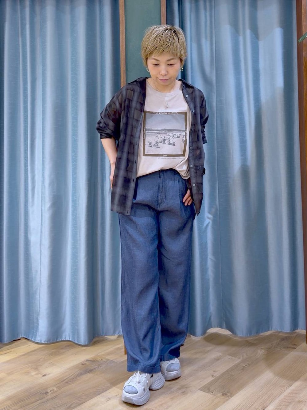 ベージュ系のTシャツ/カットソー、グレー系のサンダル、ブラック系のシャツ/ブラウスを着用したレディースの夏コーディネートの1枚目の写真