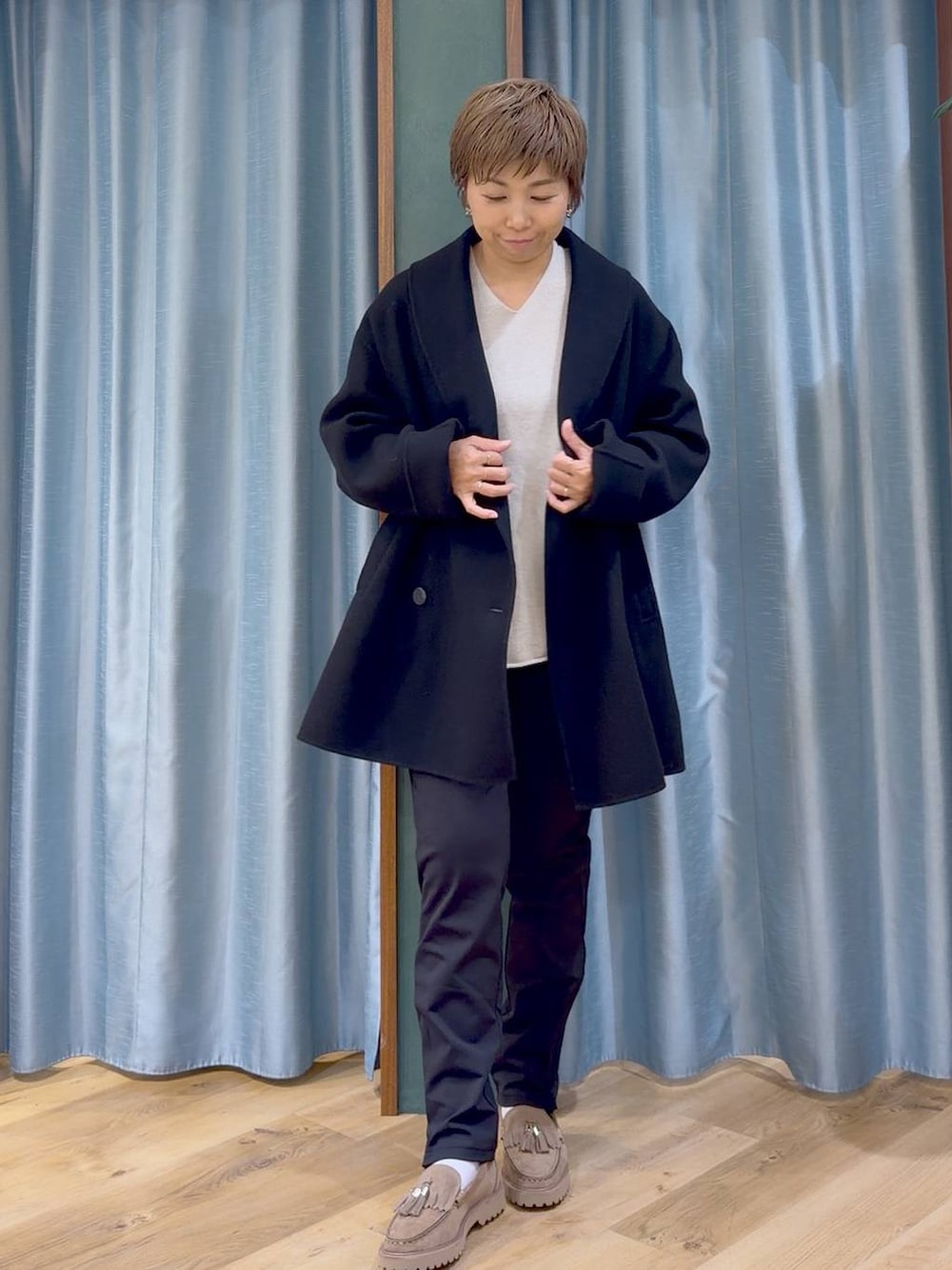 ブラック系のその他パンツ、ベージュ系のローファー、ベージュ系のニット/セーターを着用したレディースの秋コーディネートの1枚目の写真