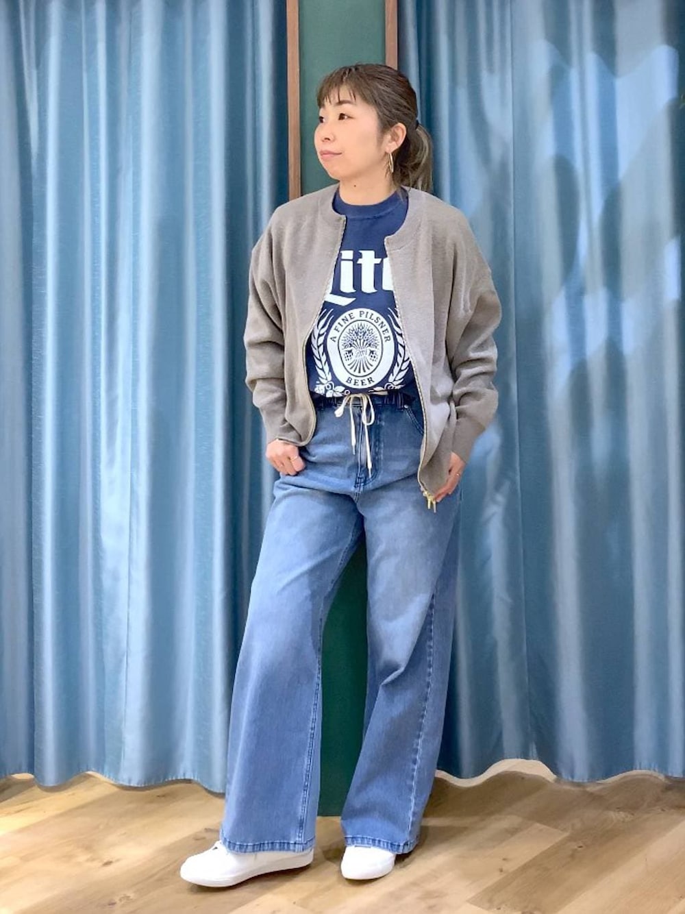 グレー系のカーディガン/ボレロ、ブルー系のデニムパンツ、ブルー系のTシャツ/カットソーを着用したレディースの冬コーディネートの1枚目の写真