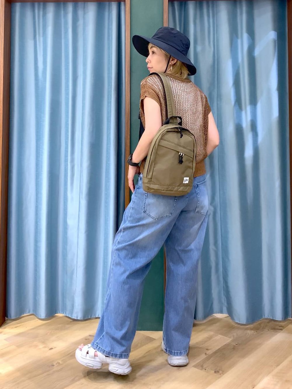 ホワイト系のTシャツ/カットソー、ブルー系のデニムパンツ、イエロー系のニット/セーターを着用したレディースの夏コーディネートの1枚目の写真