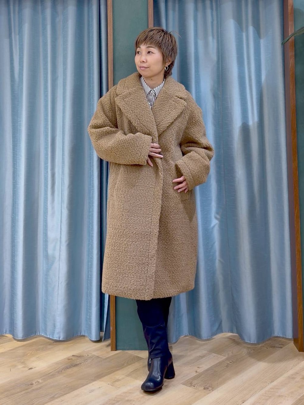 ブラック系のその他パンツ、ブラック系のブーツ、ベージュ系のシャツ/ブラウスを着用したレディースの秋コーディネートの1枚目の写真