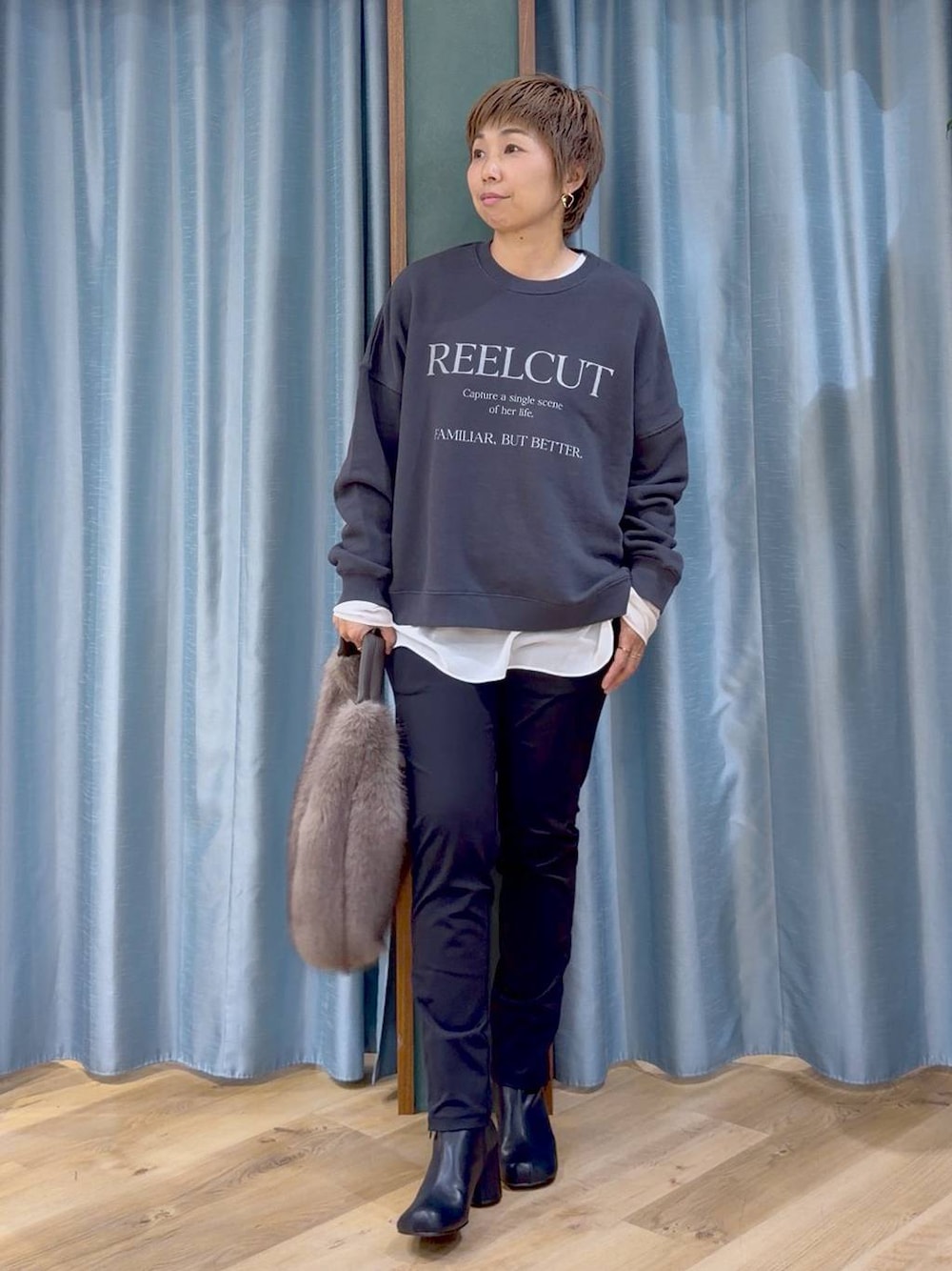 ブラック系のその他パンツ、グレー系のスウェット、ブラック系のブーツを着用したレディースの秋コーディネートの1枚目の写真