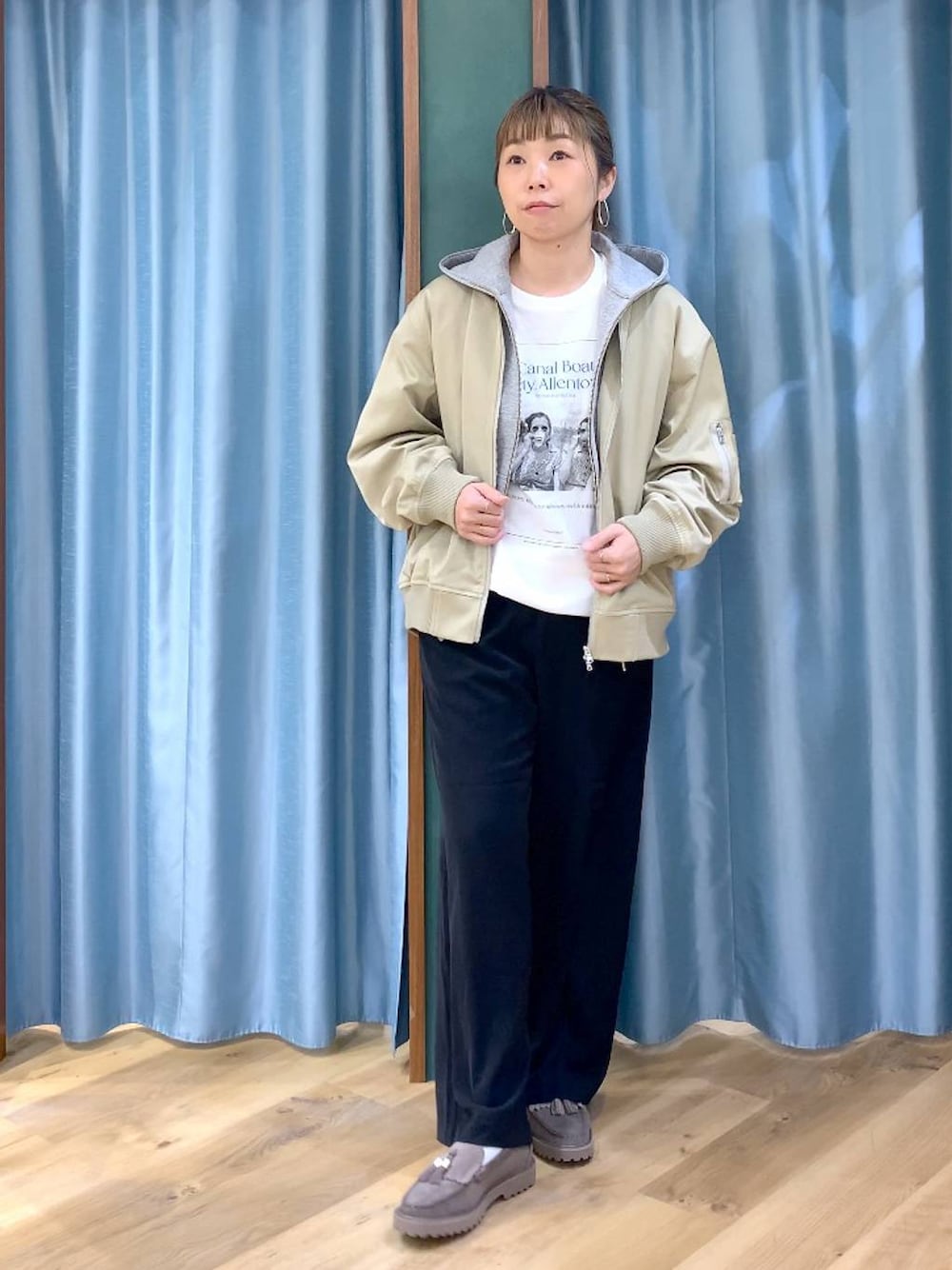 ブラック系のその他パンツ、グレー系のローファー、グレー系のパーカーを着用したレディースの春コーディネートの1枚目の写真