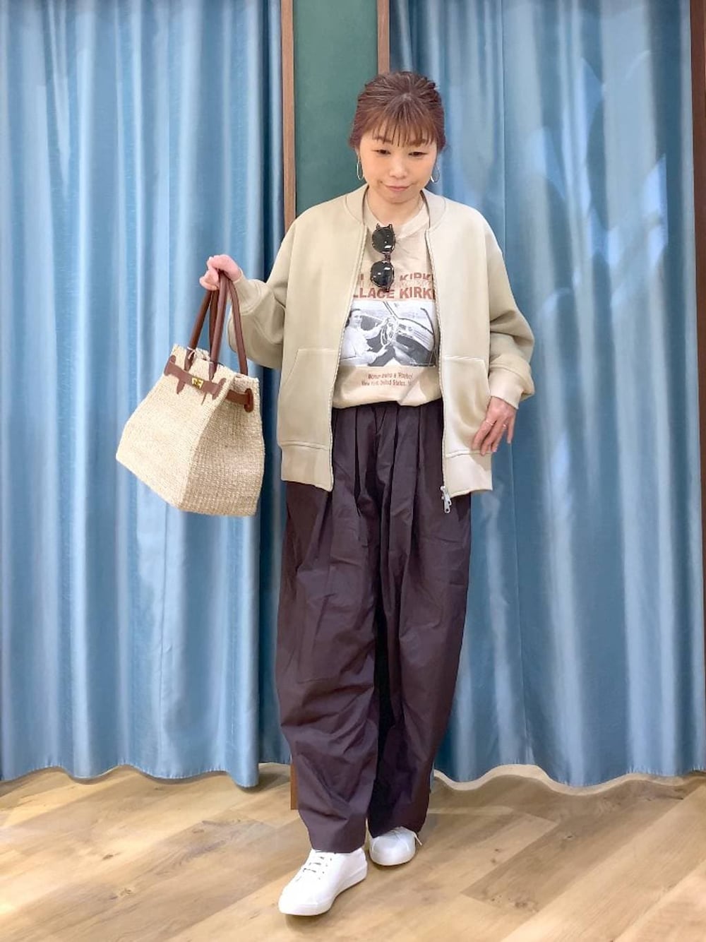 ブラウン系のその他パンツ、ブラウン系のスニーカー、ベージュ系のブルゾンを着用したレディースの春コーディネートの1枚目の写真