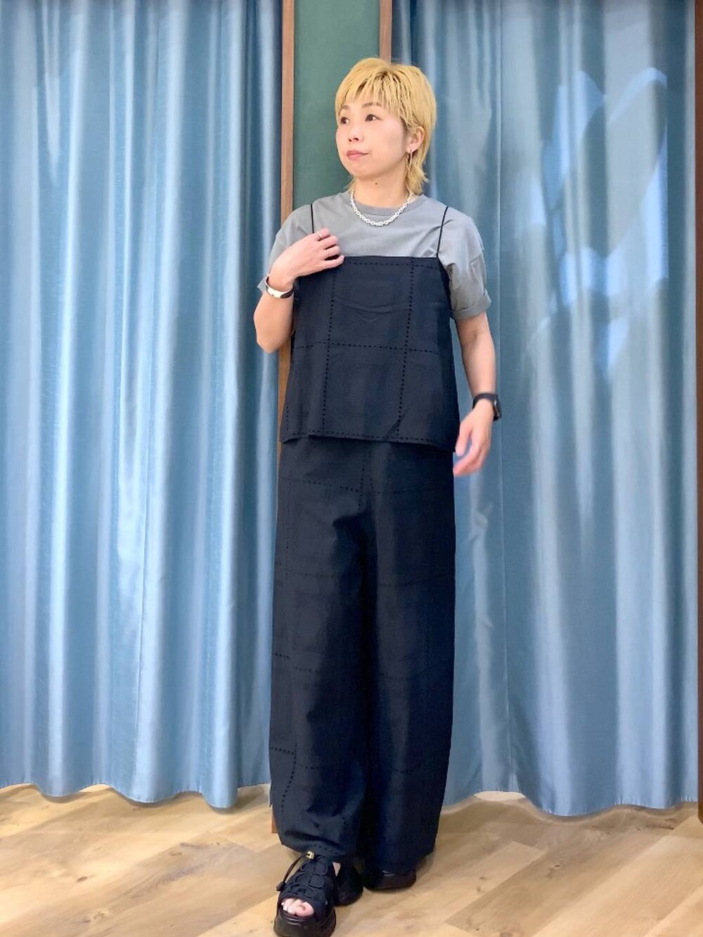 ブラック系のサンダル、ブラック系のつなぎ/オールインワン、グレー系のTシャツ/カットソーを着用したレディースの春コーディネートの1枚目の写真