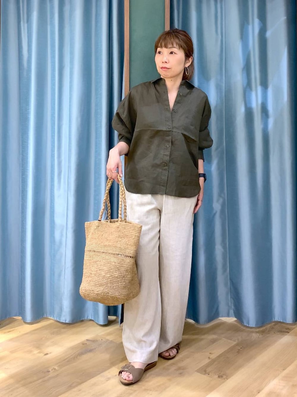 グリーン系のシャツ/ブラウス、ベージュ系のその他パンツ、ブラウン系のサンダルを着用したレディースの春コーディネートの1枚目の写真