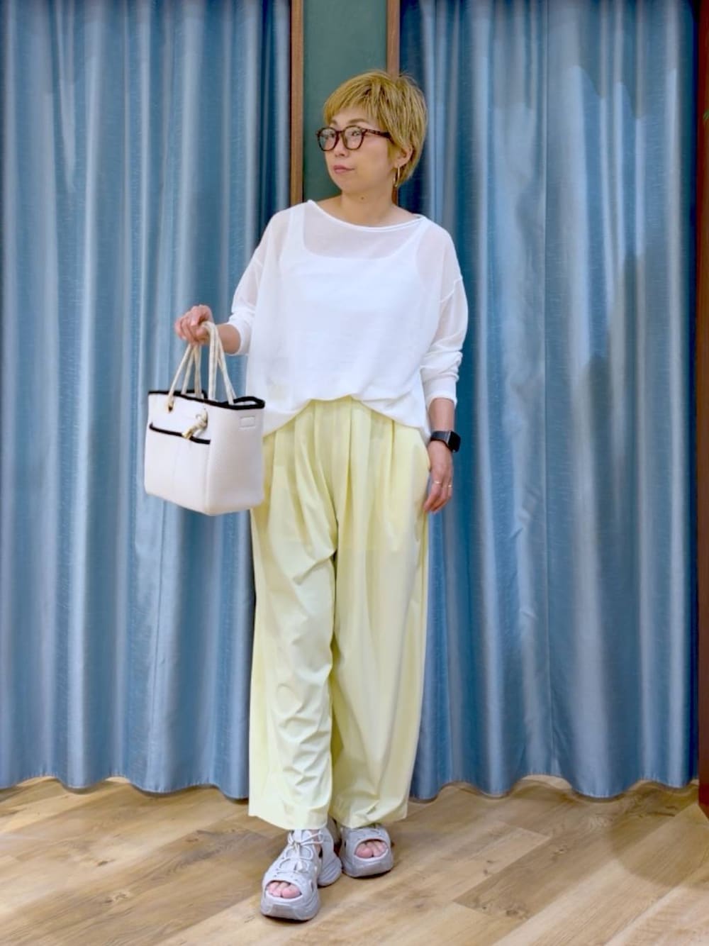 ホワイト系のタンクトップ、イエロー系のその他パンツ、ホワイト系のトートバッグを着用したレディースの夏コーディネートの1枚目の写真