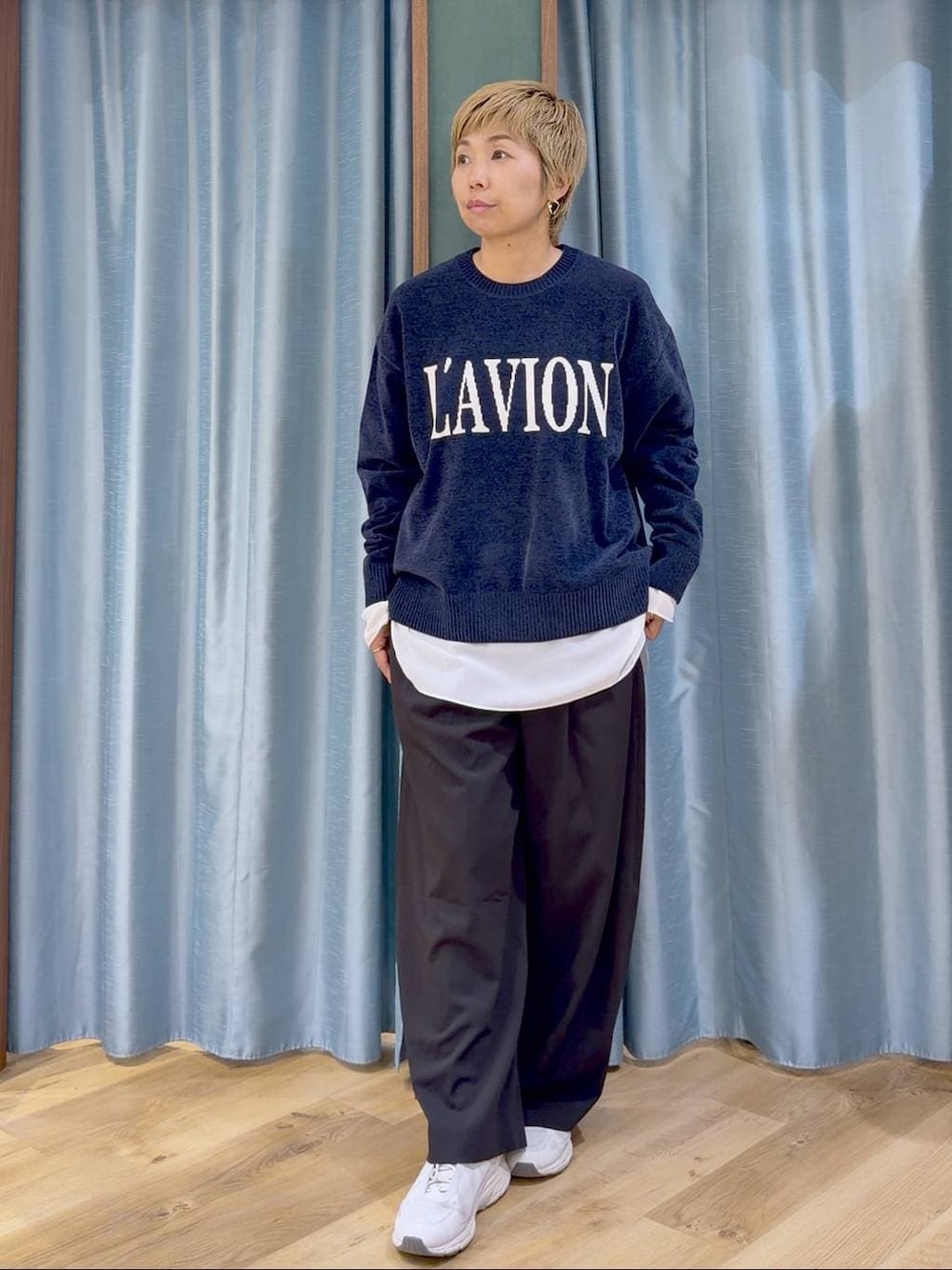 ブルー系のニット/セーター、ホワイト系のTシャツ/カットソー、ブラック系のその他パンツを着用したレディースの秋コーディネートの1枚目の写真