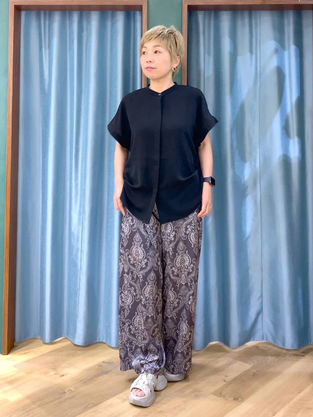 ブラック系のシャツ/ブラウス、グレー系のサンダル、グレー系のその他パンツを着用したレディースの夏コーディネートの1枚目の写真