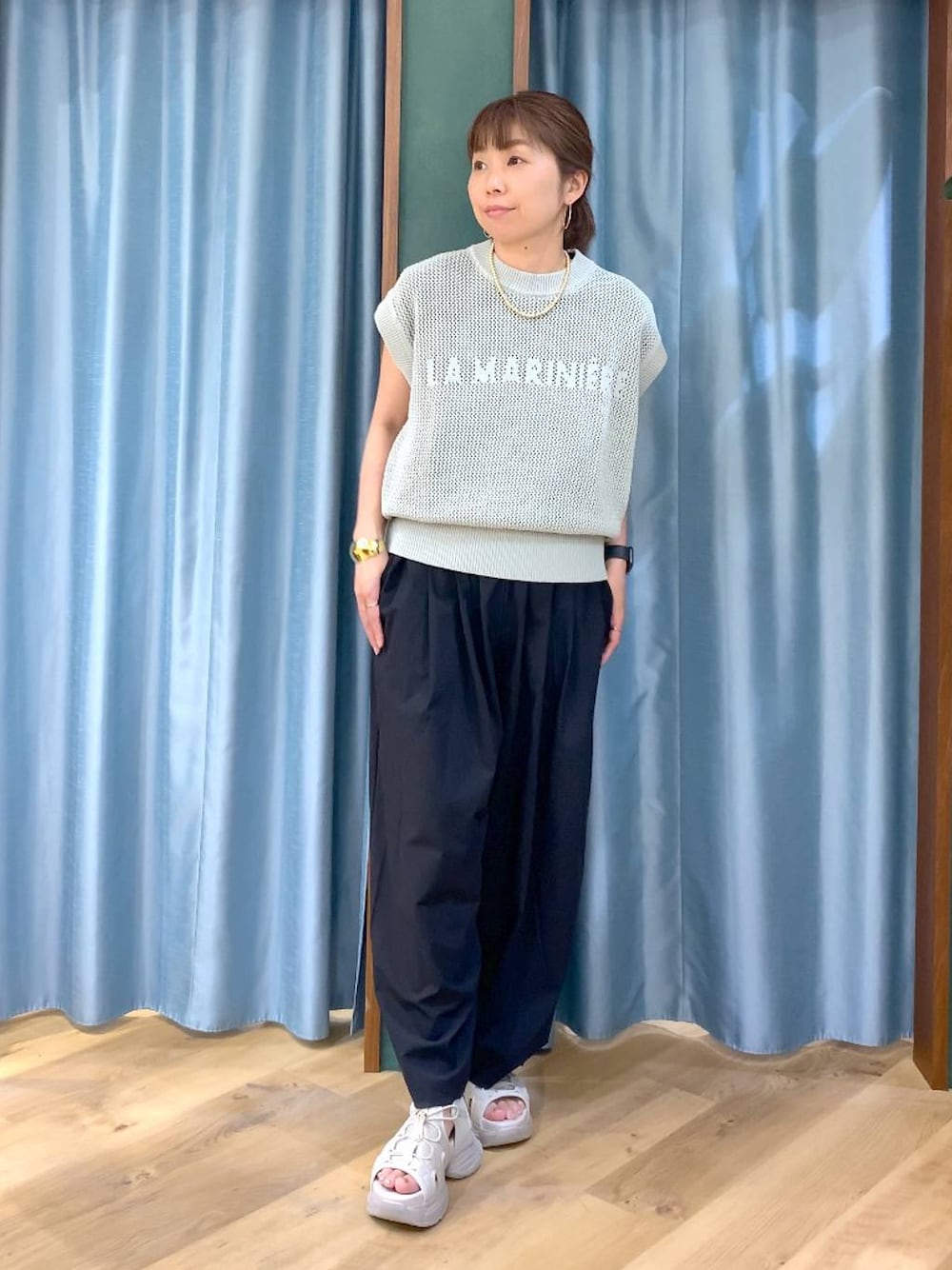 ブラック系のTシャツ/カットソー、グリーン系のニット/セーター、ブラック系のその他パンツを着用したレディースの春コーディネートの1枚目の写真