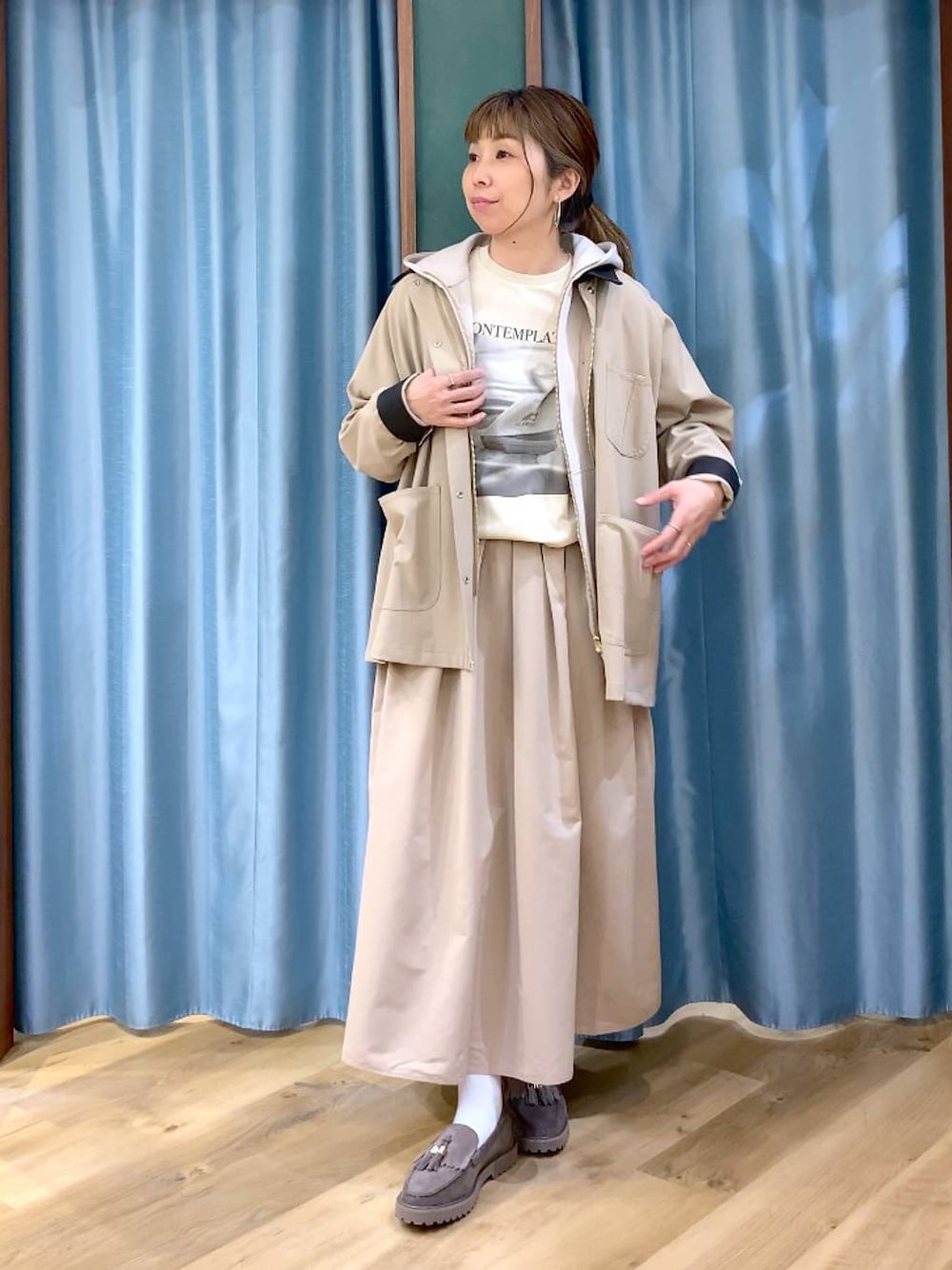 グレー系のローファー、ベージュ系のパーカー、ベージュ系のTシャツ/カットソーを着用したレディースの春コーディネートの1枚目の写真